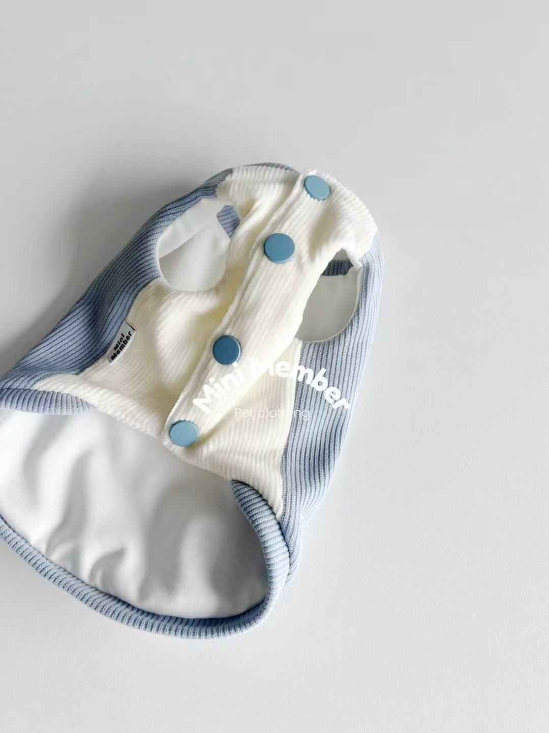 ミニメンバーブルー&ホワイトコーデュロイプラネットジャケット - 子犬の居心地の良いスタイルに合わせて柔らかく仕立て