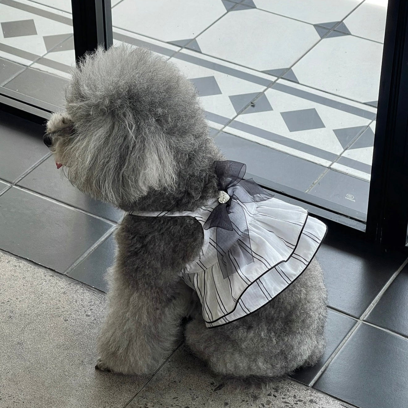 Autumn Bless シックな黒リボン付きストライプキャミワンピース | Monochrome Stripe Camisole Dress with Chic Black Ribbon Bow