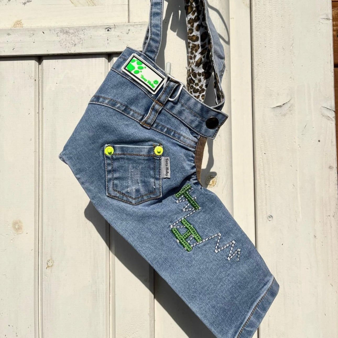 デニムのタニウィナの足:ファッショナブルなペットのためのシックなライトブルー刺繍ペットパンツ