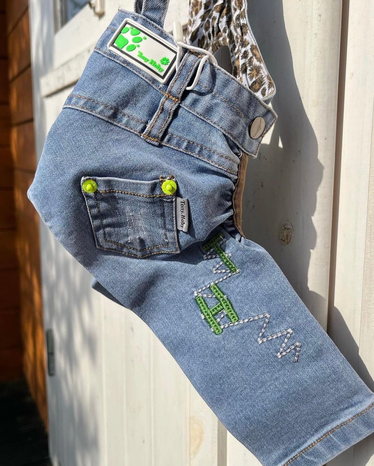 デニムのタニウィナの足:ファッショナブルなペットのためのシックなライトブルー刺繍ペットパンツ