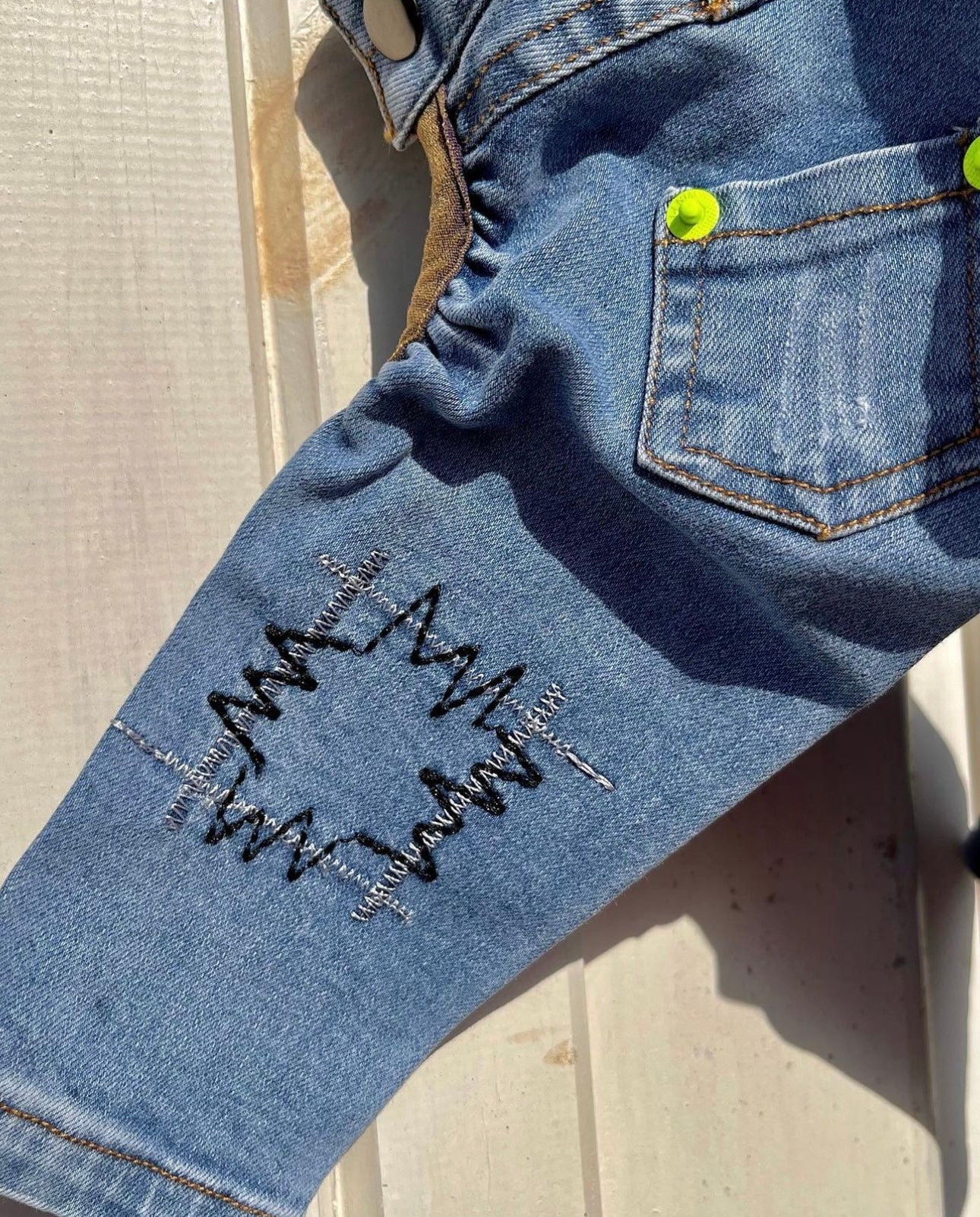 デニムのタニウィナの足:ファッショナブルなペットのためのシックなライトブルー刺繍ペットパンツ