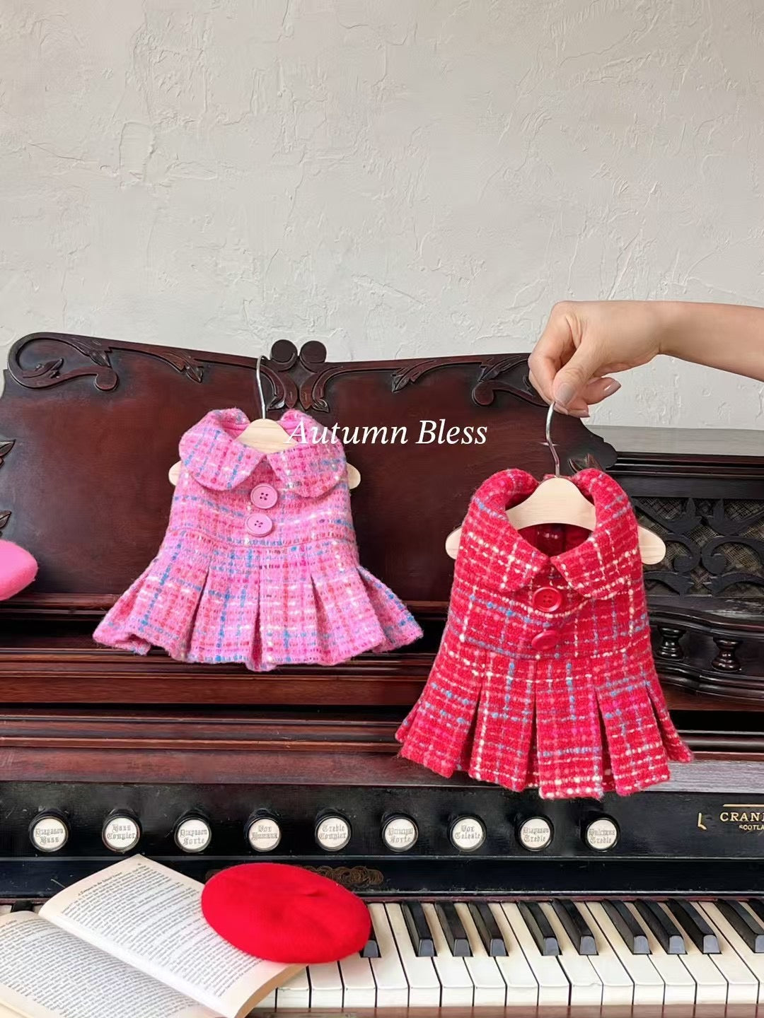Autumn Bless エレガントなツイードドレスとベレーのコンボ