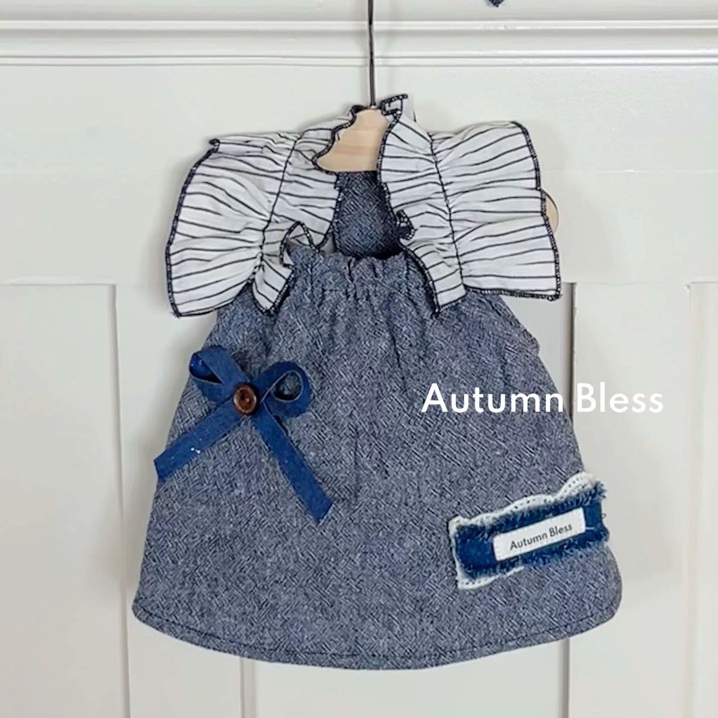 Autumn Bless 刺繍レース＆デニムフリルスリーブワンピース（リボンヘアクリップ付き・初秋コレクション） | Embroidered Lace & Denim Flutter Sleeve Dress with Ribbon Hair Clip – Early Autumn Collection