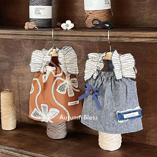 Autumn Bless 刺繍レース＆デニムフリルスリーブワンピース（リボンヘアクリップ付き・初秋コレクション） | Embroidered Lace & Denim Flutter Sleeve Dress with Ribbon Hair Clip – Early Autumn Collection