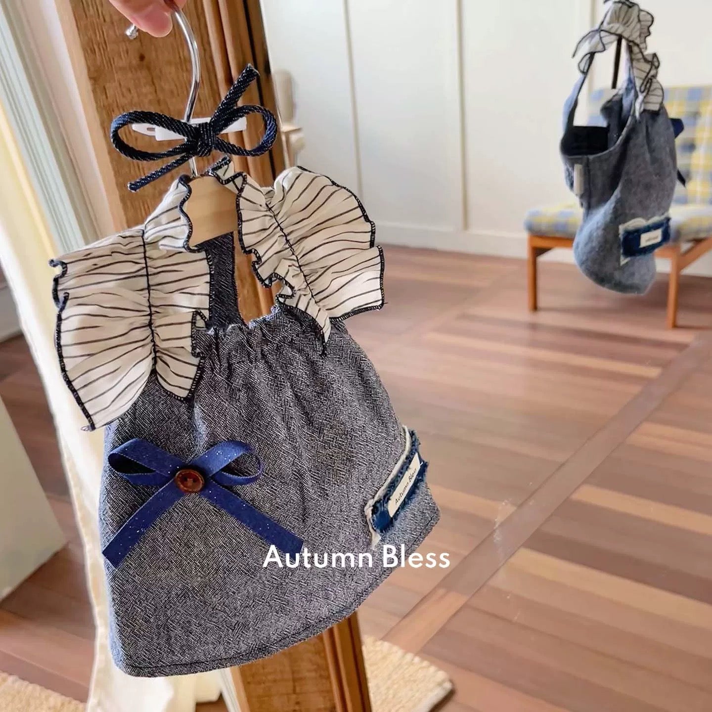 Autumn Bless 刺繍レース＆デニムフリルスリーブワンピース（リボンヘアクリップ付き・初秋コレクション） | Embroidered Lace & Denim Flutter Sleeve Dress with Ribbon Hair Clip – Early Autumn Collection