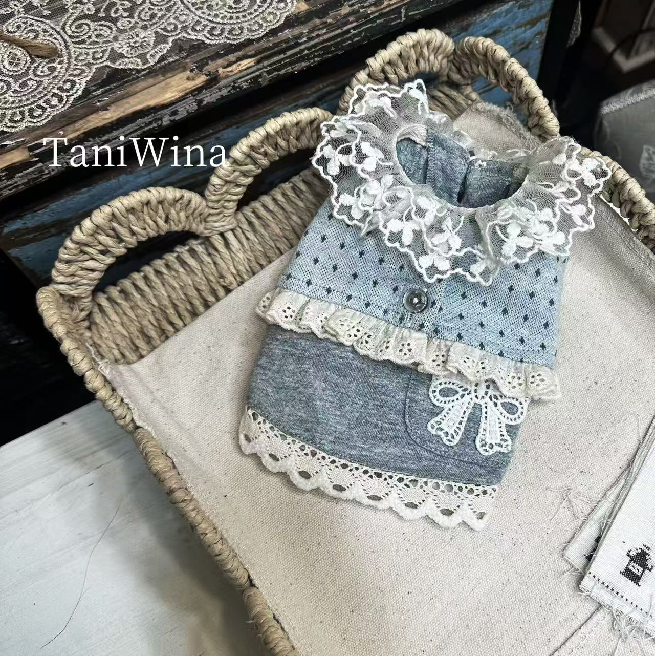 TaniWina Sweet Lace Button Shoulder Cape